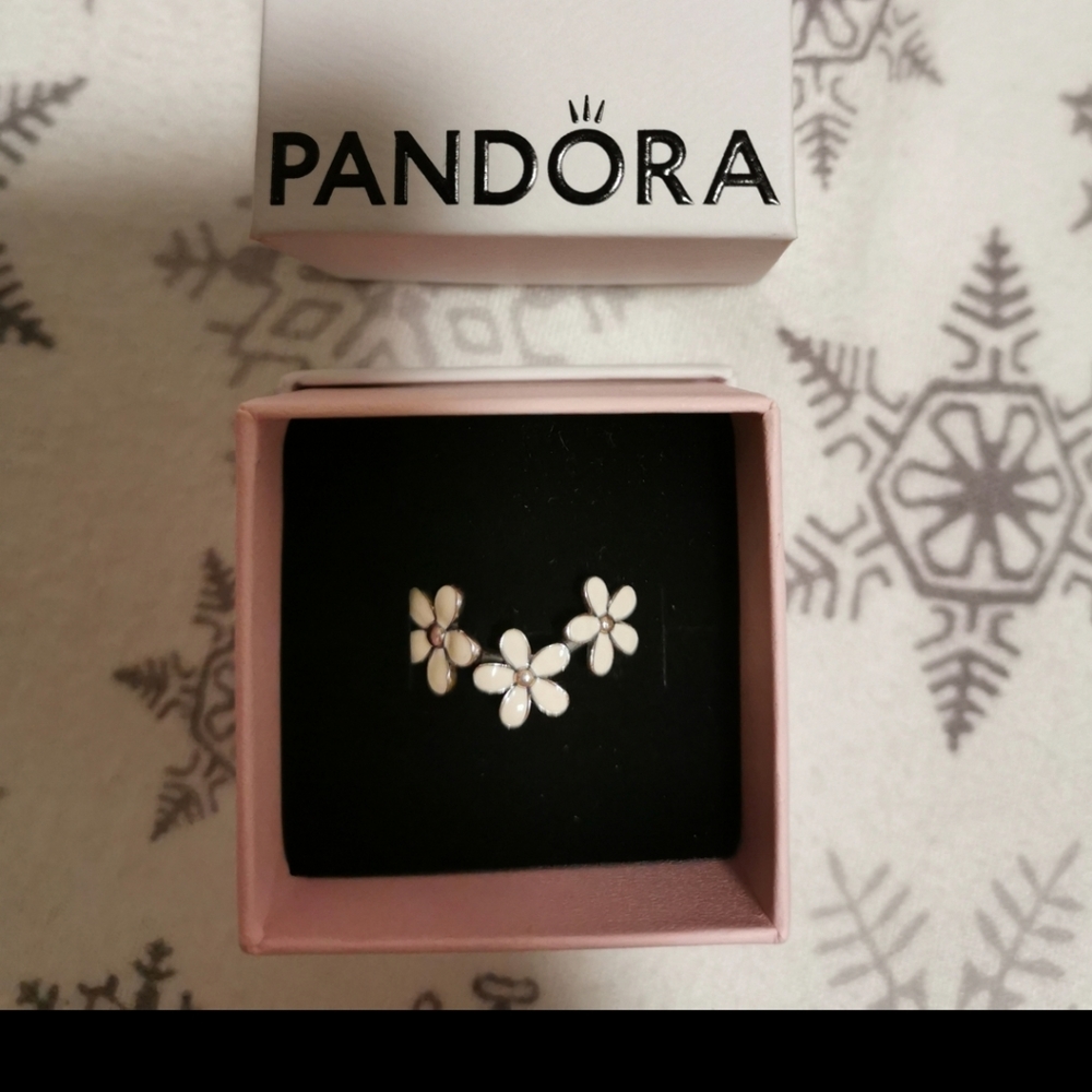 White daisy Pandora ring
